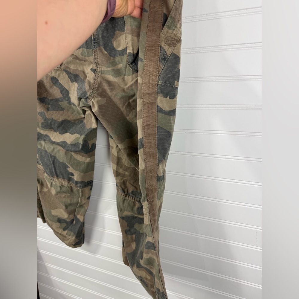 J.Crew women’s camo broken in, chino classic twill, city fit crops. Size 10 - Picture 6 of 7